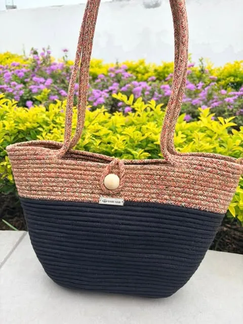 Bolso tejido a mano en tonos negro y jaspeado
