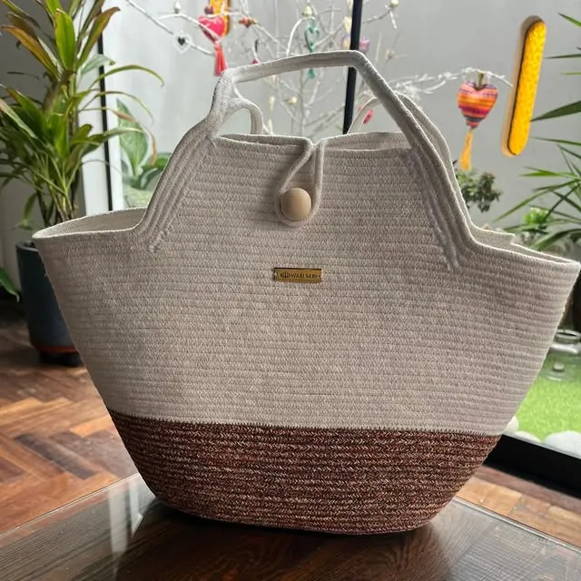 Bolso artesanal en tonos natural y tierra
