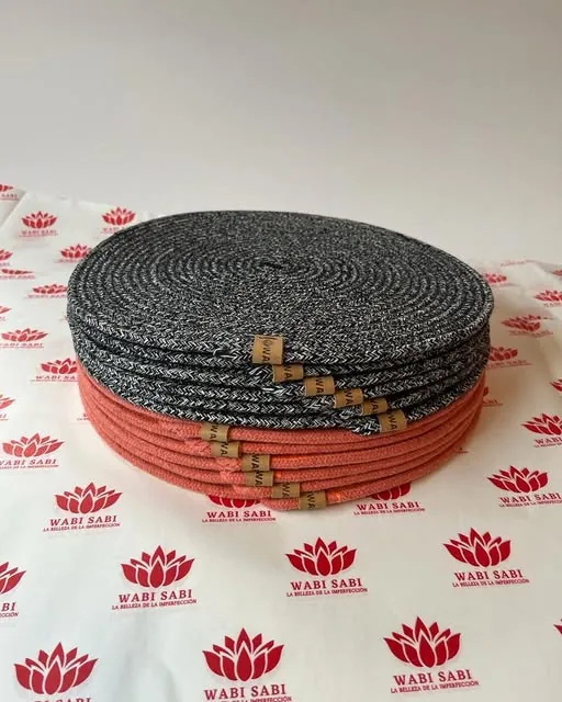Colección de individuales artesanales en tonos coral y negro